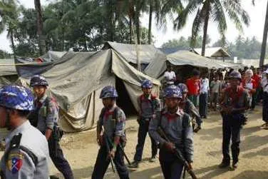रोहिंग्याई नमाज़ियों के साथ म्यांमार पुलिस का संघर्ष