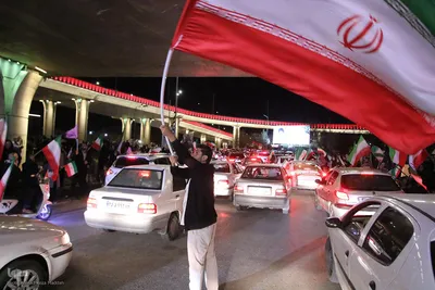 تداوم تجمع شبانه شیرازی در بیعت با رهبری همراه با فرمانده شهید