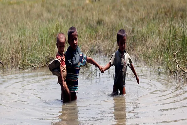 Rohingyas huyen de la violencia en Myanmar para salvar su vida