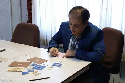 خوشنویسی که هنرش با ذره‌بین دیده می‌شود‎