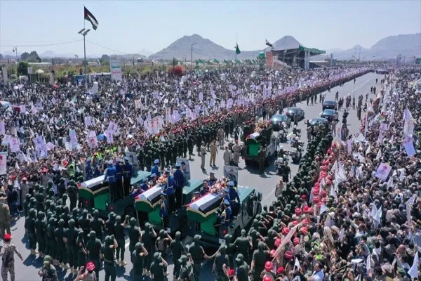 Yemeníes se despiden de mártires de agresión israelí en Saná, capital