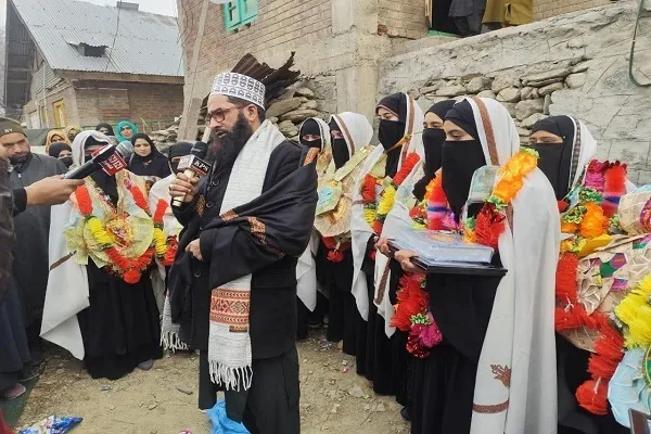 Estudantes Mulheres Homenageadas por Completarem Curso de Tajweed na Caxemira