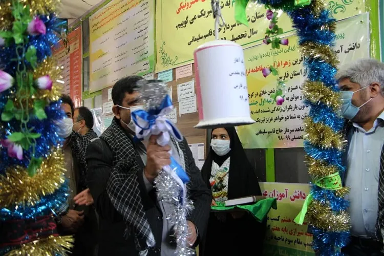 نواختن زنگ دفاع مقدس در مدارس فارس / مكتب سلیمانی به دانش‌آموزان آموزش دهیم
