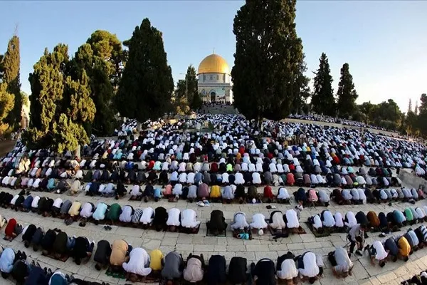 On binlerce Müslüman Kurban Bayramı namazını Mescid-i Aksa'da kıldı