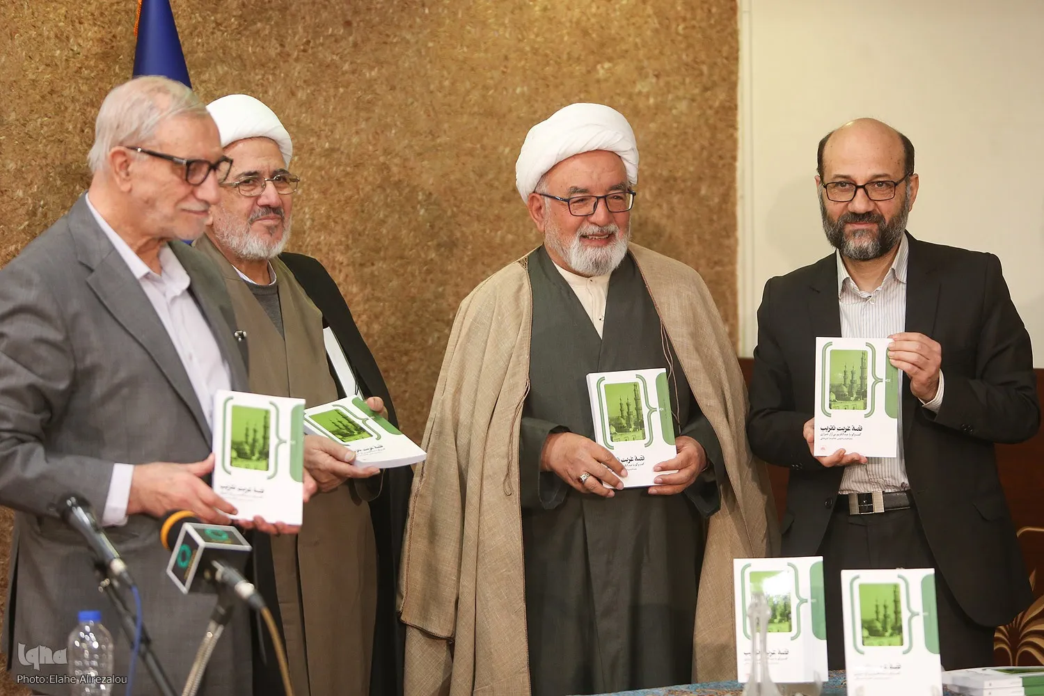 تقریبی و فرامذهبی بودن ویژگی آثار بی‌آزار شیرازی است