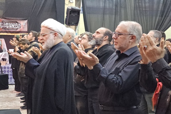 نماز ظهر عاشورا در حسینیه سنندج