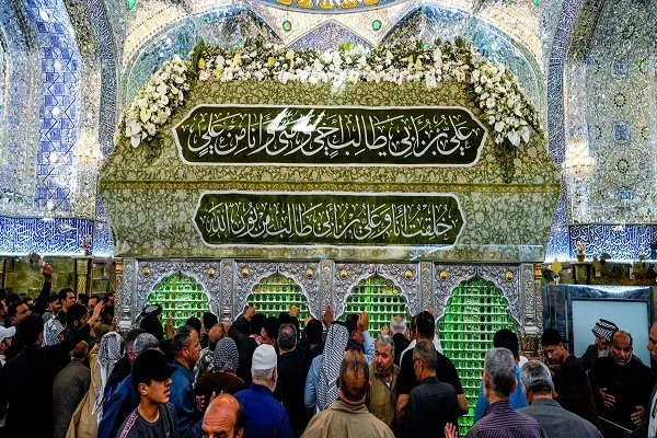 25 ألف وردة طبيعية تزيّن الحرم العلويّ في ذكرى ميلاد الإمام الحسن(ع) + صور