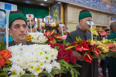 Heiliger Schrein von Imam Hussain (as.) mit Blumen geschmückt
