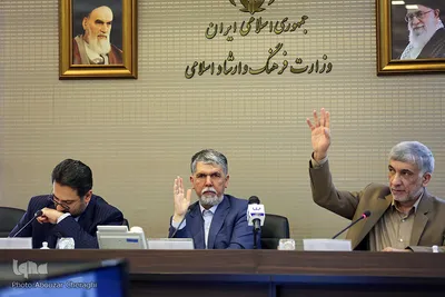 از راست عبدالهادی فقهی‌زاده، معاون قرآن و عترت وزارت فرهنگ و ارشاد اسلامی، سید عباس صالحی، وزیر فرهنگ و ارشاد اسلامی و سید مجتبی حسینی، معاون امور هنری وزارت فرهنگ و ارشاد اسلامی در کمیسیون توسعه فعالیت های تبلیغی ترویجی قرآن