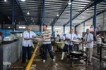 پخت غذا برای سیل‌زدگان خوزستانی توسط مواکب خمینی‌شهر