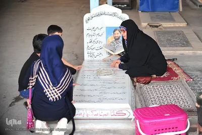اینجا شمعی روشن است 