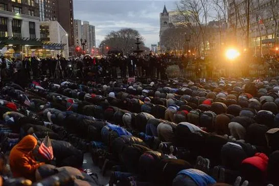 Salat Jamaah Protes Penduduk Yaman di Jantung Kota New York