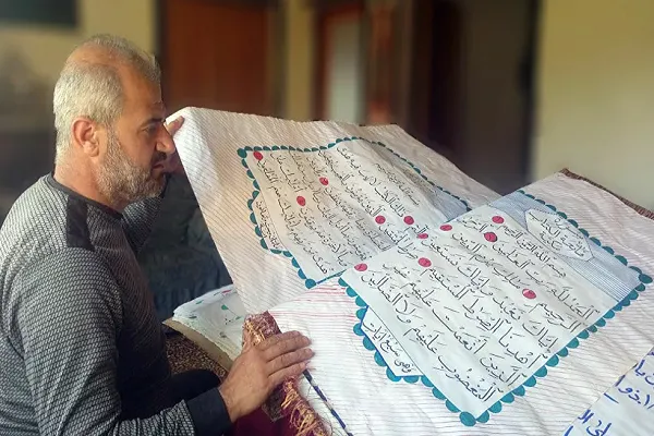 سوري يخطّ نسخة عملاقة من القرآن بأدوات بسيطة