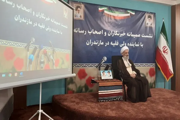 نشست صمیمی خبرنگاران و اصحاب رسانه استان با نماینده ولی فقیه در مازندران