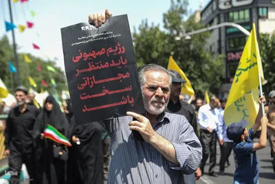 تهرانی‌ها پس از نماز جمعه در محکومیت تهاجم اسرائیل به خیابان‌ها آمدند”