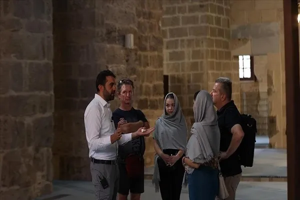 بأربع لغات.. إمام في 