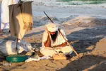 مراسم غسل تعمید منداییان در کنار رودخانه کارون