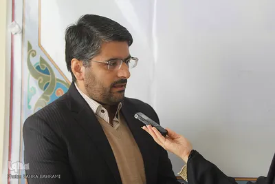 بازدید محمد مهرابی، رئیس اداره ترویج فرهنگ وقف سازمان اوقات از محل برگزاری آزمون/عکاس: زهرا بهرامی