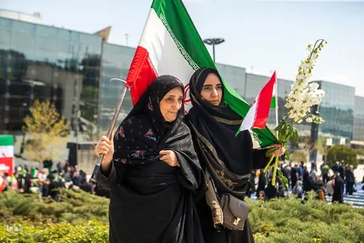اجتماع عظیم مردمی و اهتزاز بزرگترین پرچم ایران در روز جمهوری اسلامی