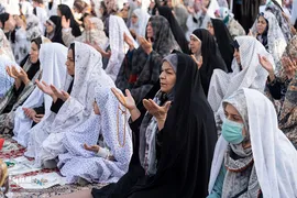 نماز عید سعید فطر در امامزادگان محمد و سکینه خاتون (س) کرج