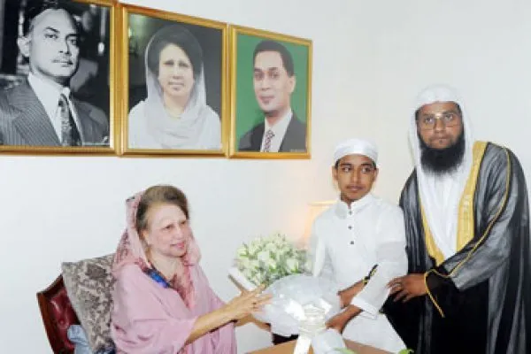 বিশ্বজয়ী হাফেজ তরিকুল ইসলামকে সংবর্ধনা দিলেন খালেদা জিয়া