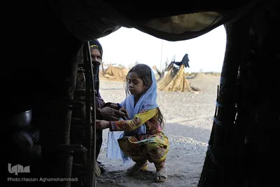 توزیع ۳۰۰بسته معیشتی اقلام ضروری مواد غذایی «هم نمک» میان خانواده های بی بضاعت و محروم روستاهای جازموریان، در جنوب کرمان