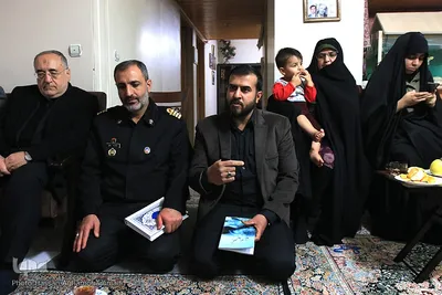 دیدار نمایندگان جامعه قرآنی با خانواده ناخدا سوم شهید علی اصغر سلیمانی، از شهدای قرآنی نیروی دریایی ارتش
