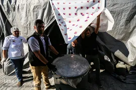 معلولین و سالمندان کهریزک میهمان هم‌نمک شدند
