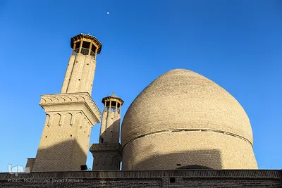 نمای روز و شب مسجد و مدرسه علمیه معّیرالممالک چشم‌نواز است.