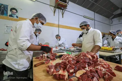 آغاز بسته بندی گوشت نذری حسینیه اعظم زنجان