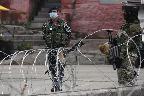 Hindistan'da Hindu gruplarla Müslümanlar arasındaki çatışmalarda 10 kişi yaralandı