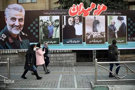 نصب تصاویر  سردار سپهبد شهید حاج قاسم سلیمانی بر دیوار های شهر در نخستین سالگرد شهادت سیدالشهدای مقاومت