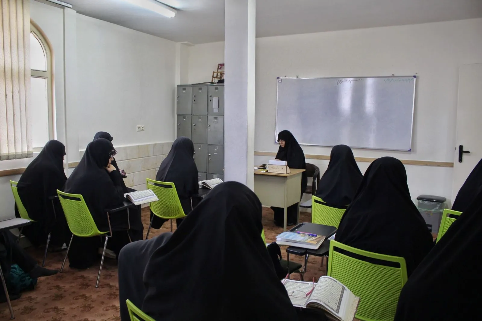 حوزه علمیه ای به نام «ام المومنین» در خیابان ۱۷ شهریور پایتخت