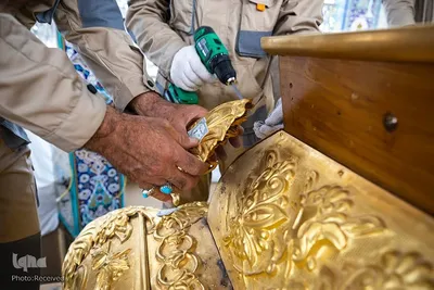 آغاز تفکیک ضریح قدیمی حرم حضرت زینب (س) توسط خادمان آستان مقدس عباسی
