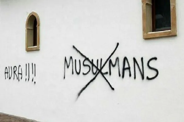 İngiliz kadınlardan müslüman yolculara ırkçı saldırı