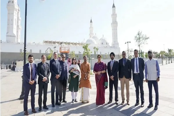 ظهور وزيرة هندية متطرفة بجوار المسجد النبوي يثير جدلاً واسعاً