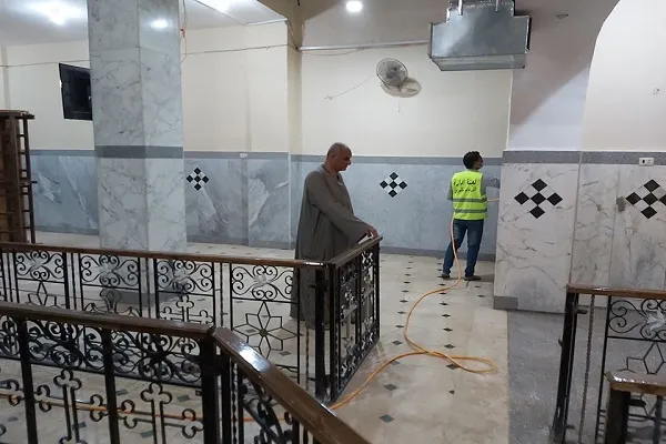 Egipto: jóvenes musulmanes se unen a los cristianos para desinfectar una iglesia