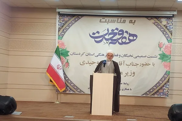 نخبگان و جامعه فرهنگیان در بخش آگاه‌سازی جامعه ورود کنند