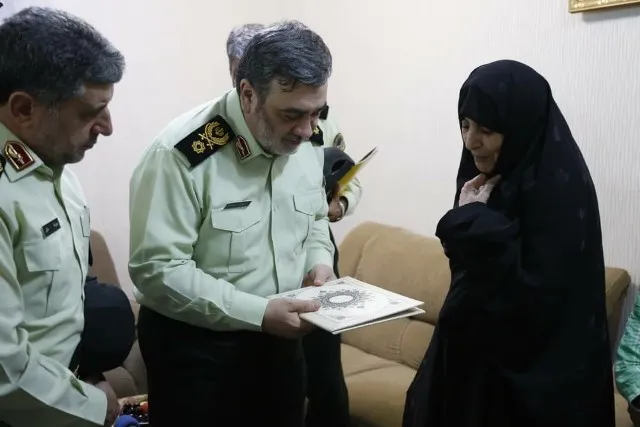 دیدار با خانواده شهدا وظيفه همگانی است