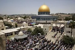 Ang mga Puwersang Zionista Nilusob ang Bab al Rahma na Pook ng Panalangin sa Al-Aqsa