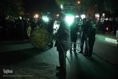 دسته عزاداری شاه حسین گویان در میدان منیریه 