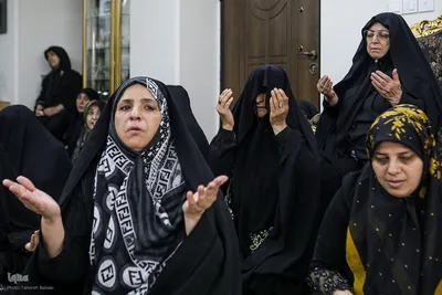خانم فاطمه هاشمی دو سال است به نیت حاجت‌روا شدن دخترش مراسم عزاداری امام حسین(ع) برگزار می‎کند.
