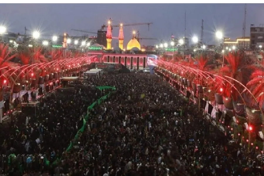 زائرانی که مشقِ ایستادگی می‌کنند
