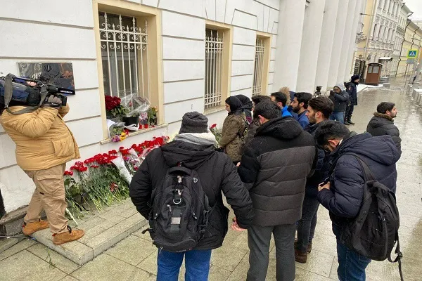Российские и иранские студенты почтили память Сулеймани перед посольством Ирана в Москве