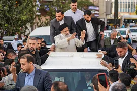 حضور رئیس جمهور در شاهچراغ و دیدار با خانواده شهدا