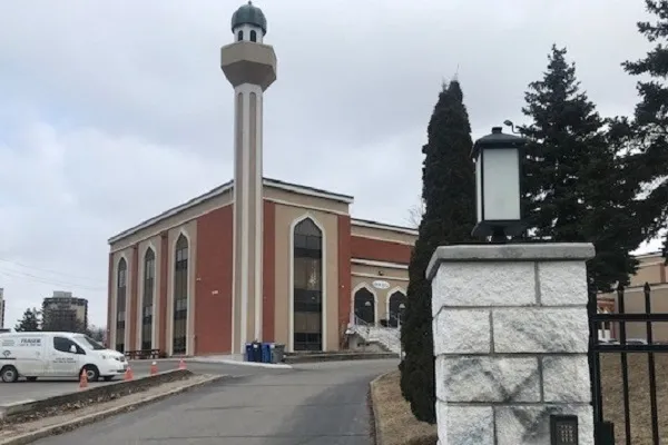 Ang Cambridge Islamic Center ay Nakatanggap ng Suporta sa Komunidad Pagkatapos ng Poot Graffiti