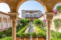 Une promenade mathématique à travers l’Alhambra: quand l’art est basé sur les nombres