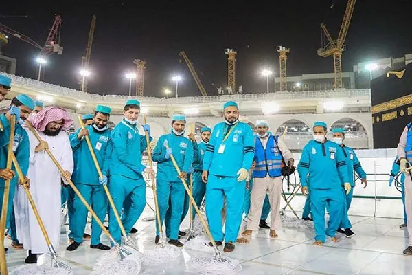 بالصور... أعمال التطهير والتعقيم الاحترازية بالمسجد الحرام