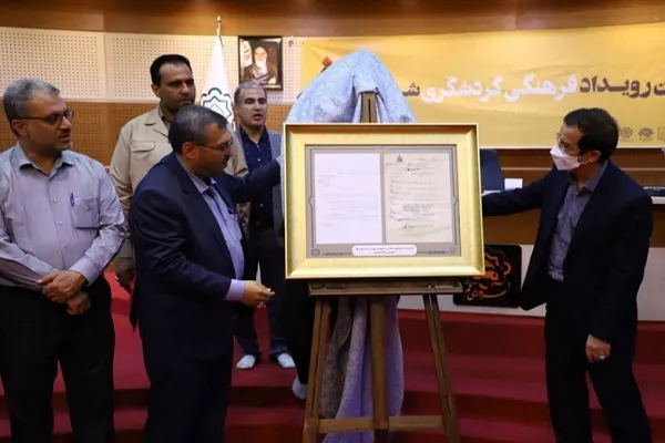 سند ۱۰۸ سالگی شهرداری قم رونمایی شد