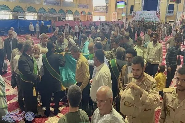 آیین پرچم گردانی مسجد جمکران در نماز جمعه بابلسر